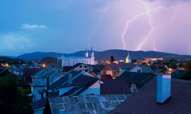 Rodzina Odkrywa Ukryty Sejf na Strychu Nowego Domu, Używa Kamery Szpiegowskiej do Odkrycia Tajemnic